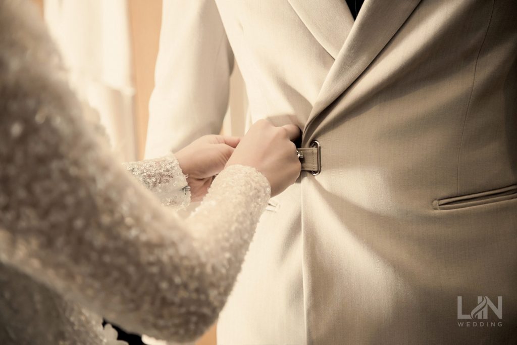 Khoảnh khắc nàng dâu chăm chút từng chi tiết vest của chồng