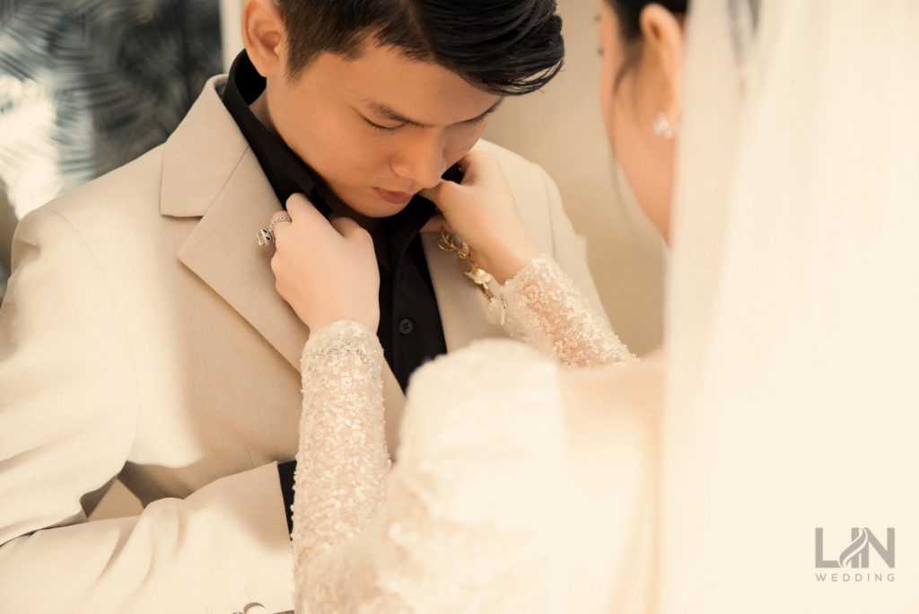 Khoảnh khắc nàng dâu chăm chút từng chi tiết vest của chồng