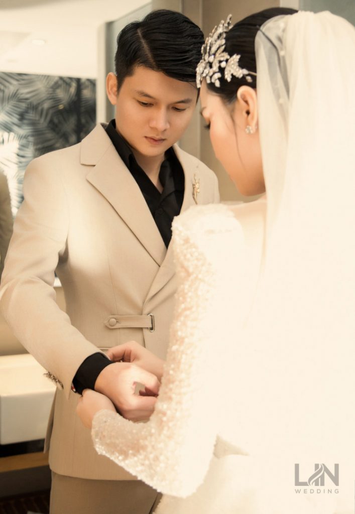 Khoảnh khắc nàng dâu chăm chút từng chi tiết vest của chồng