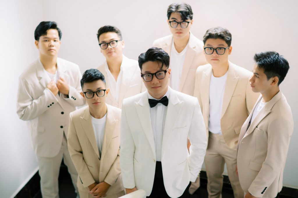 Chú rể Thành Lộc tỏa sáng trong bộ Tuxedo trắng tinh khôi từ LIN Wedding