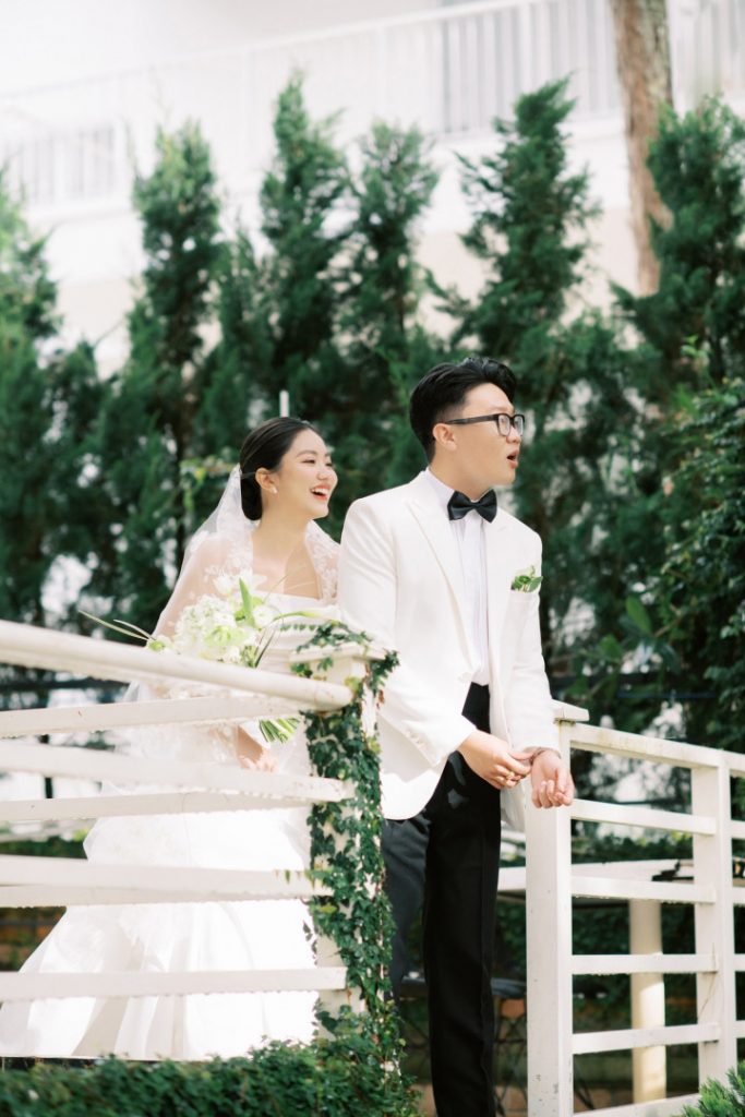Chú rể Thành Lộc tỏa sáng trong bộ Tuxedo trắng tinh khôi từ LIN Wedding