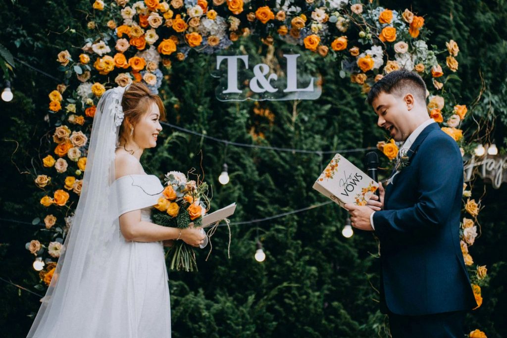 Chú rể Luke nổi bật với vest xanh navy từ LIN Wedding cùng cô dâu Bảo Trâm