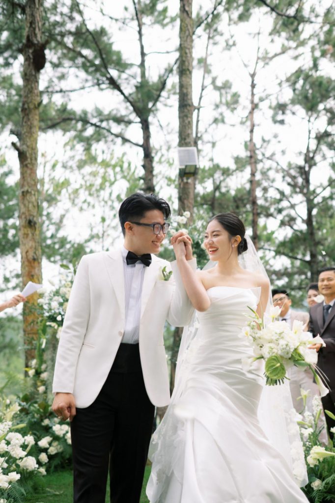 Chú rể Thành Lộc tỏa sáng trong bộ Tuxedo trắng tinh khôi từ LIN Wedding