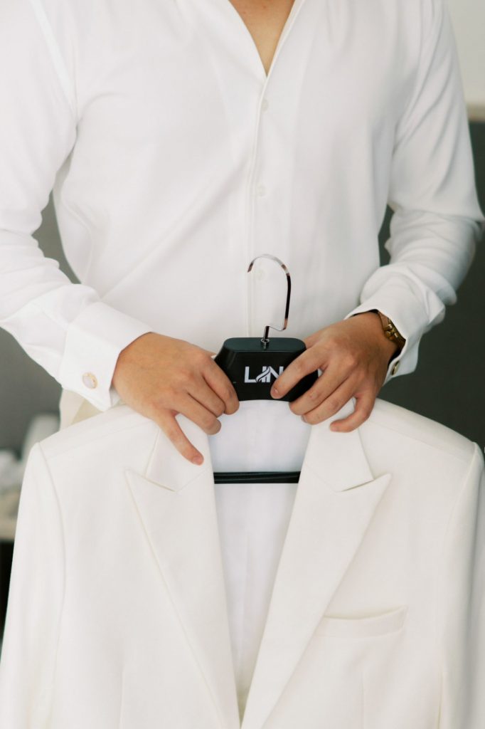 Chú rể Thành Lộc tỏa sáng trong bộ Tuxedo trắng tinh khôi từ LIN Wedding