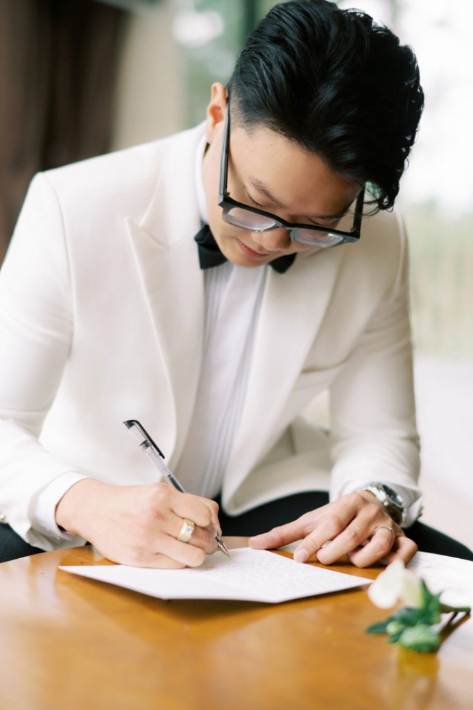 Chú rể Thành Lộc tỏa sáng trong bộ Tuxedo trắng tinh khôi từ LIN Wedding