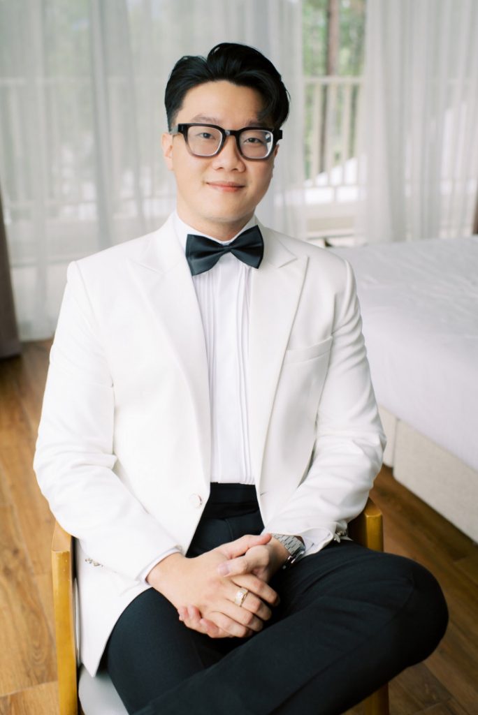Chú rể Thành Lộc tỏa sáng trong bộ Tuxedo trắng tinh khôi từ LIN Wedding