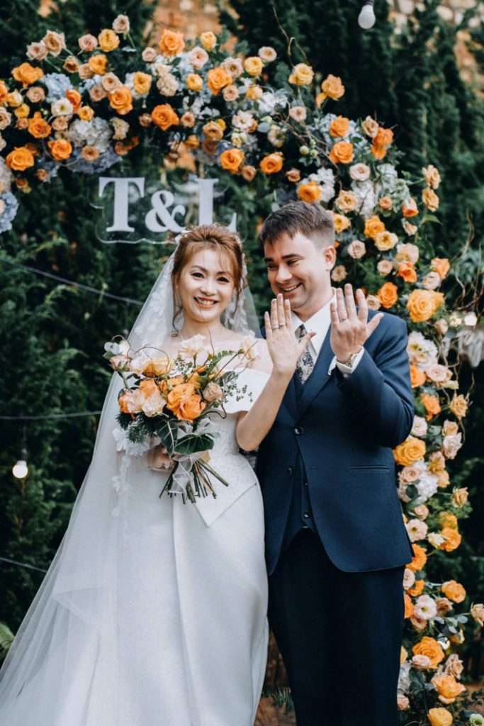 Chú rể Luke nổi bật với vest xanh navy từ LIN Wedding cùng cô dâu Bảo Trâm