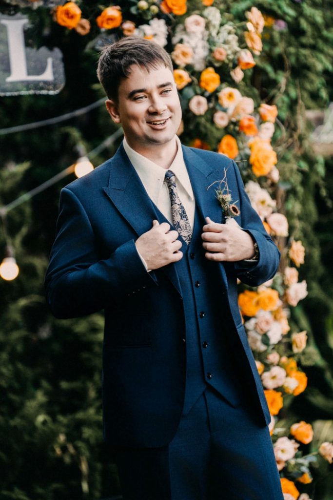 Chú rể Luke nổi bật với vest xanh navy từ LIN Wedding cùng cô dâu Bảo Trâm