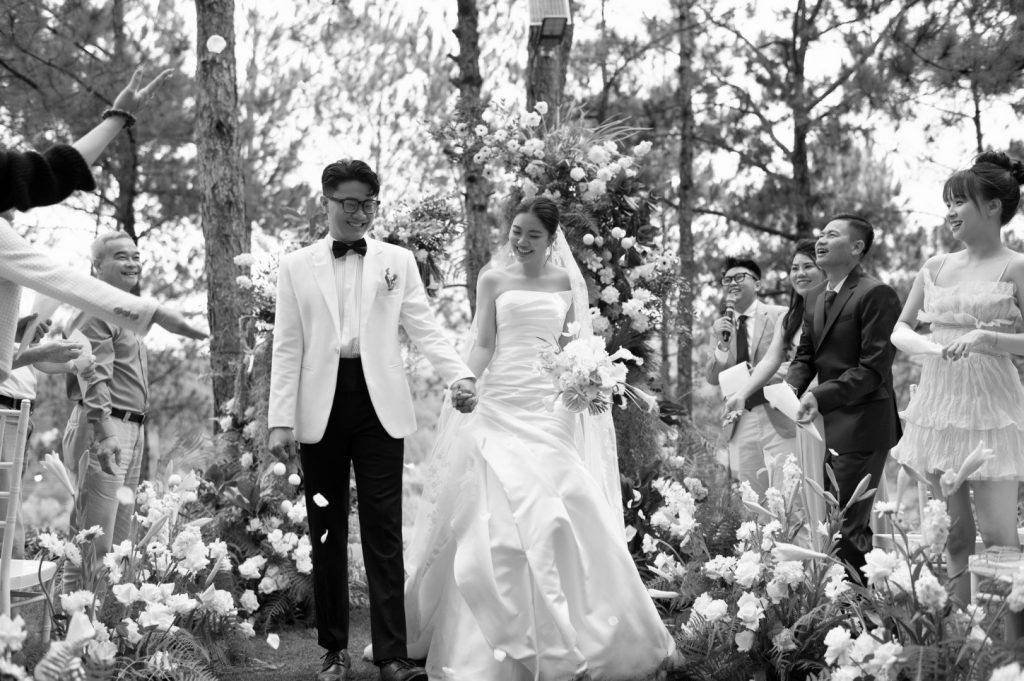 Chú rể Thành Lộc tỏa sáng trong bộ Tuxedo trắng tinh khôi từ LIN Wedding