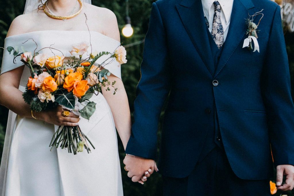 Chú rể Luke nổi bật với vest xanh navy từ LIN Wedding cùng cô dâu Bảo Trâm