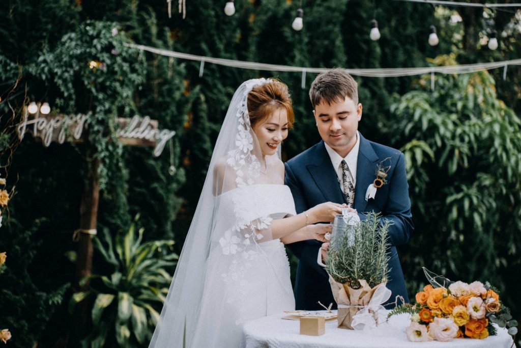 Chú rể Luke nổi bật với vest xanh navy từ LIN Wedding cùng cô dâu Bảo Trâm