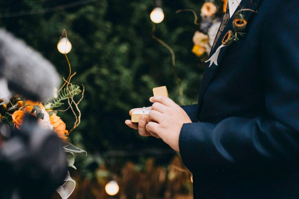 Chú rể Luke nổi bật với vest xanh navy từ LIN Wedding cùng cô dâu Bảo Trâm