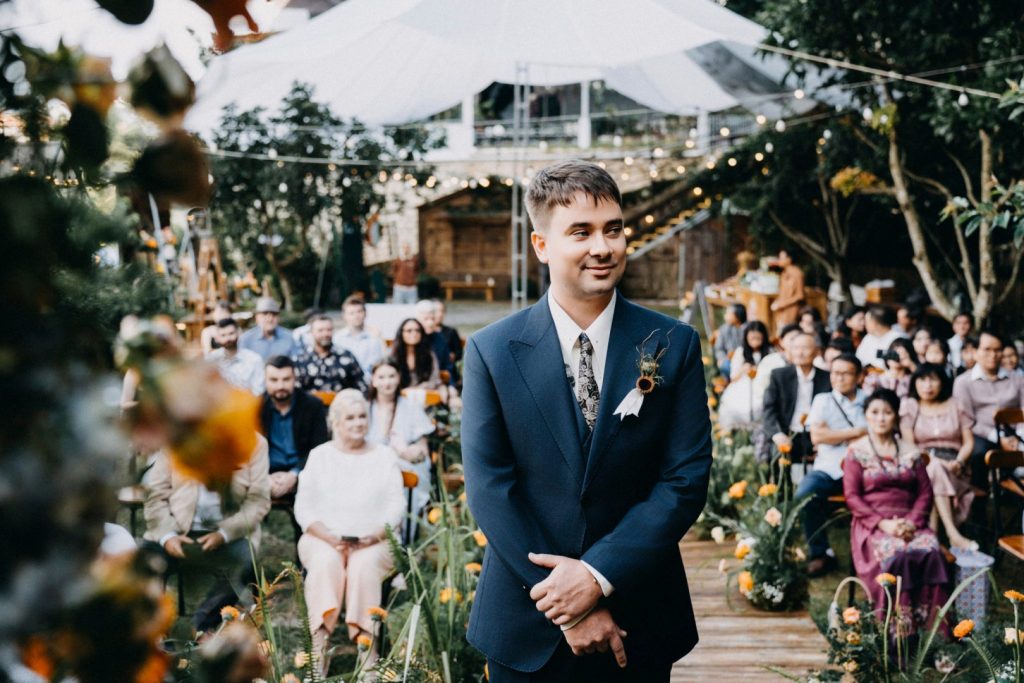 Chú rể Luke nổi bật với vest xanh navy từ LIN Wedding cùng cô dâu Bảo Trâm