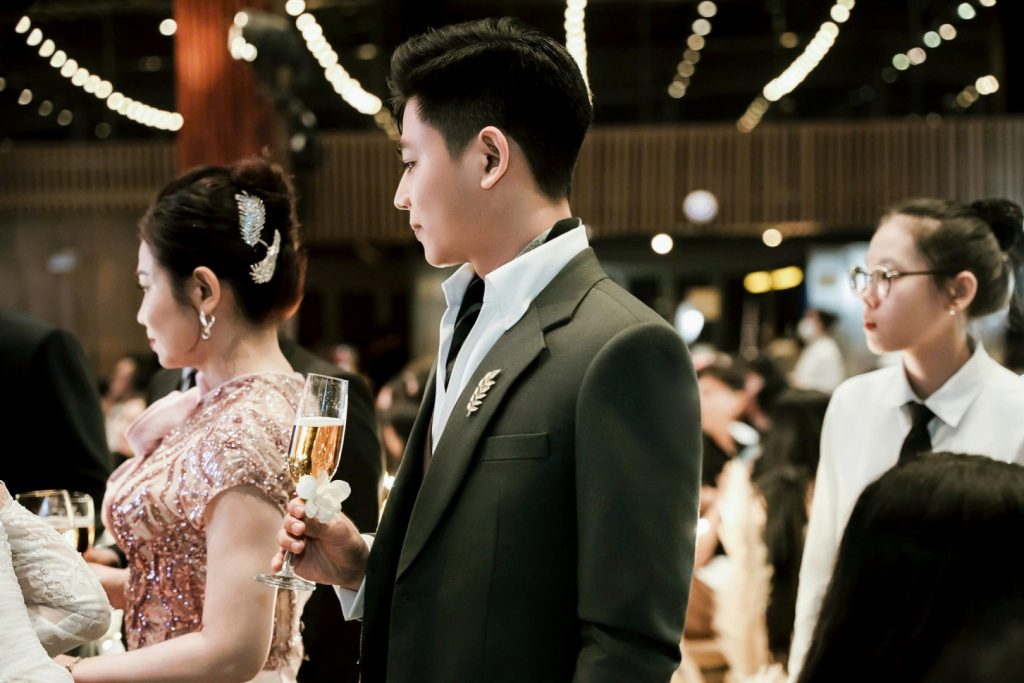 Chú rể Tuấn Kiệt tỏa sáng với vest xanh cổ vịt từ LIN Wedding