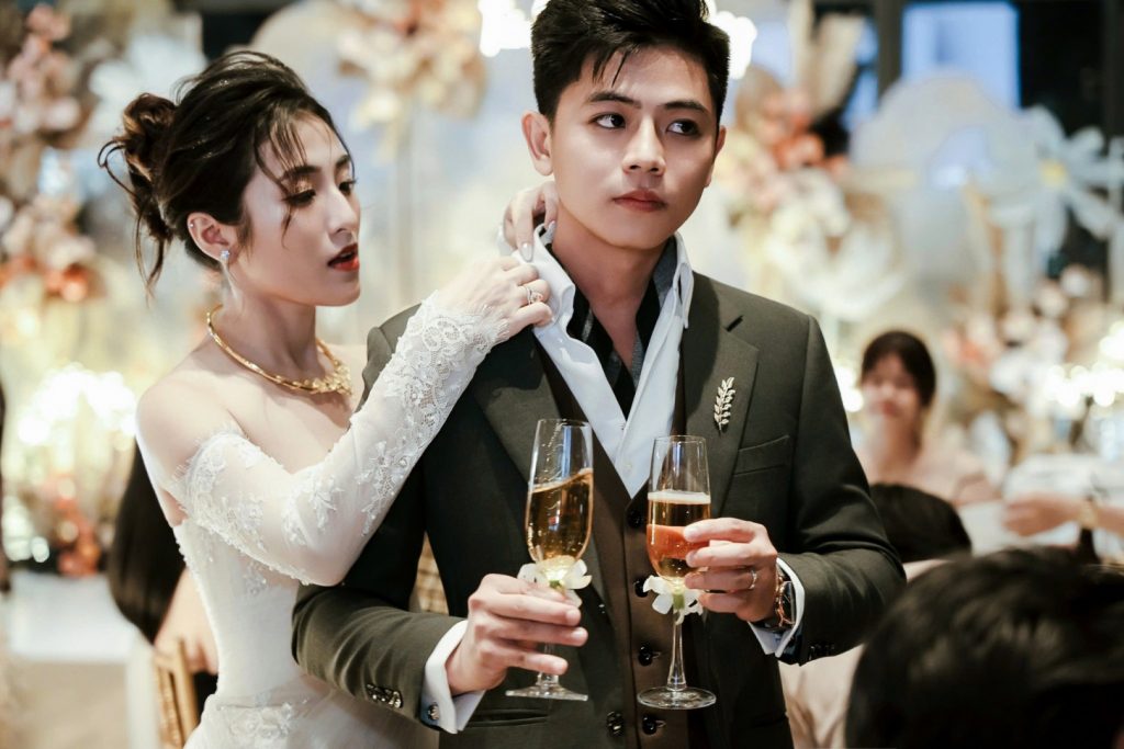 Chú rể Tuấn Kiệt tỏa sáng với vest xanh cổ vịt từ LIN Wedding