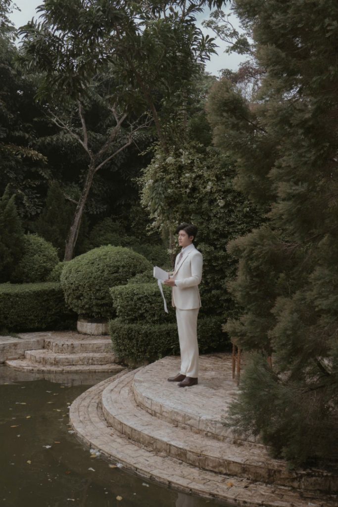 Chú rể Minh Đạt rạng ngời cùng bộ suit kem của LIN Wedding