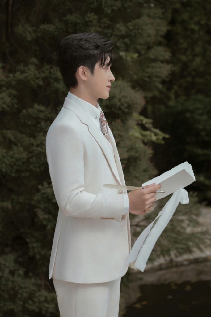 Chú rể Minh Đạt rạng ngời cùng bộ suit kem của LIN Wedding