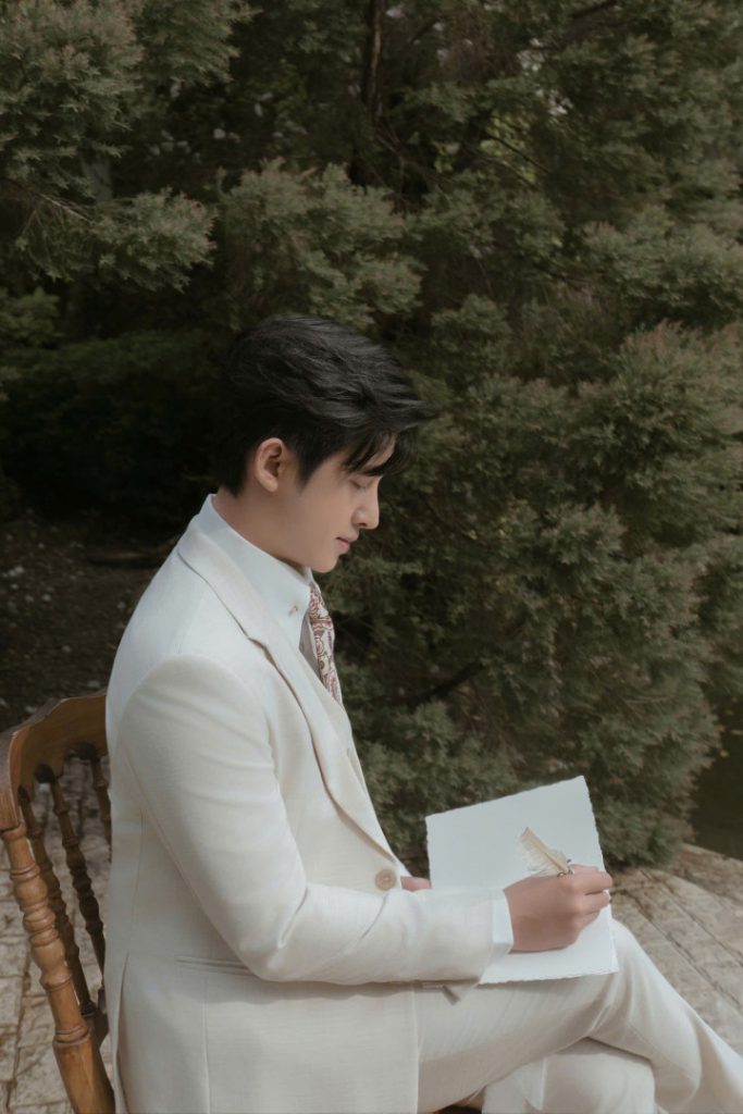 Chú rể Minh Đạt rạng ngời cùng bộ suit kem của LIN Wedding