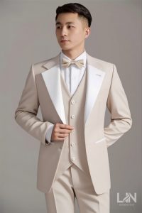 LỄ PHỤC TUXEDO MÀU BEIGE – BIỂU TƯỢNG CỦA SỰ THANH LỊCH VÀ TINH TẾ