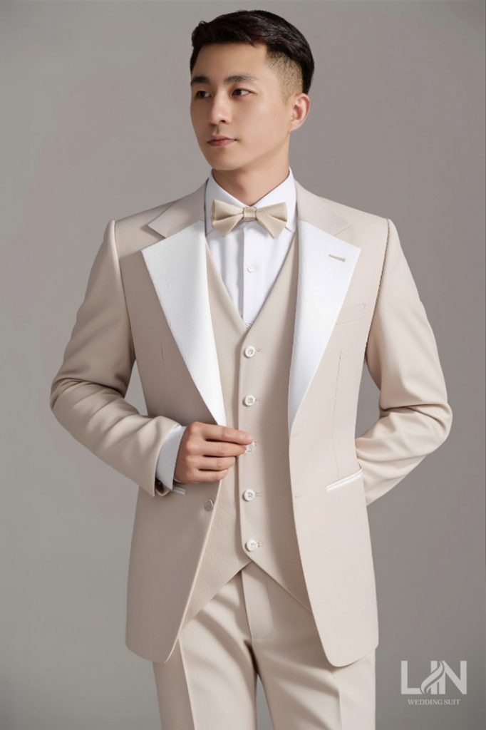 LỄ PHỤC TUXEDO MÀU BEIGE – BIỂU TƯỢNG CỦA SỰ THANH LỊCH VÀ TINH TẾ