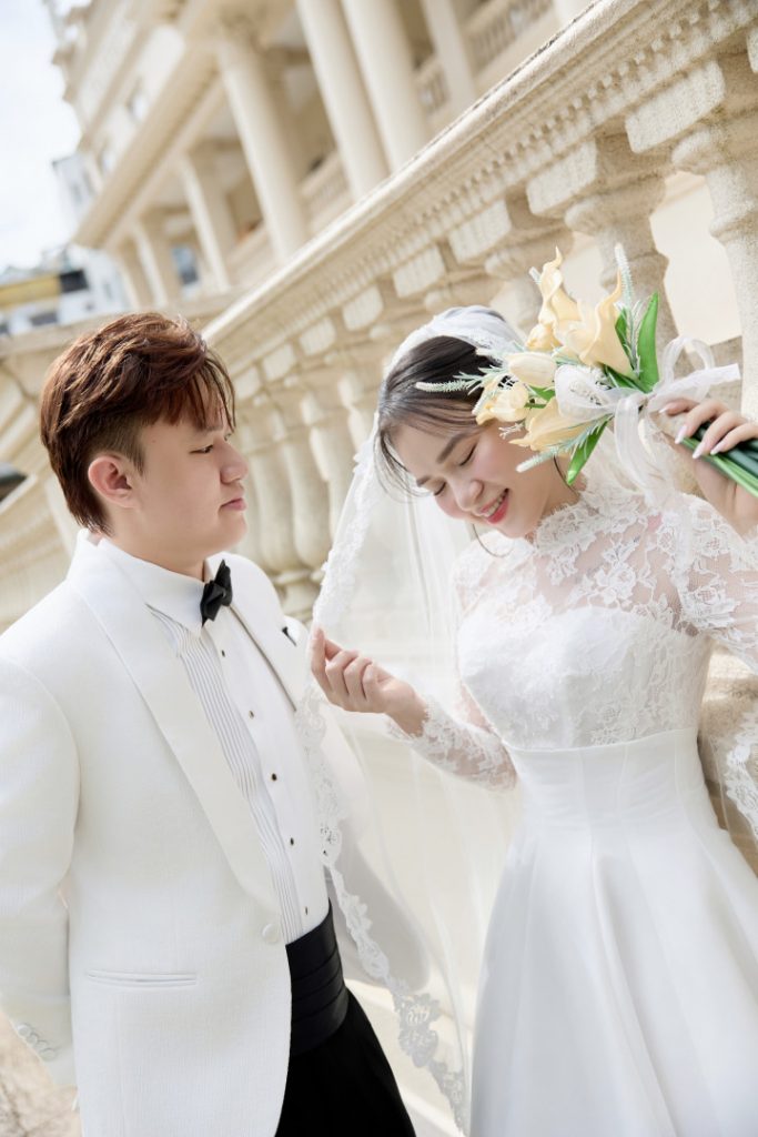 CR MINH ĐỨC NỔI BẬT BÊN CD ANH ĐÀI TRONG BỘ TUXEDO TỪ LIN