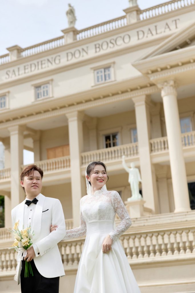 CR MINH ĐỨC NỔI BẬT BÊN CD ANH ĐÀI TRONG BỘ TUXEDO TỪ LIN