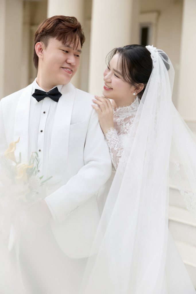 CR MINH ĐỨC NỔI BẬT BÊN CD ANH ĐÀI TRONG BỘ TUXEDO TỪ LIN