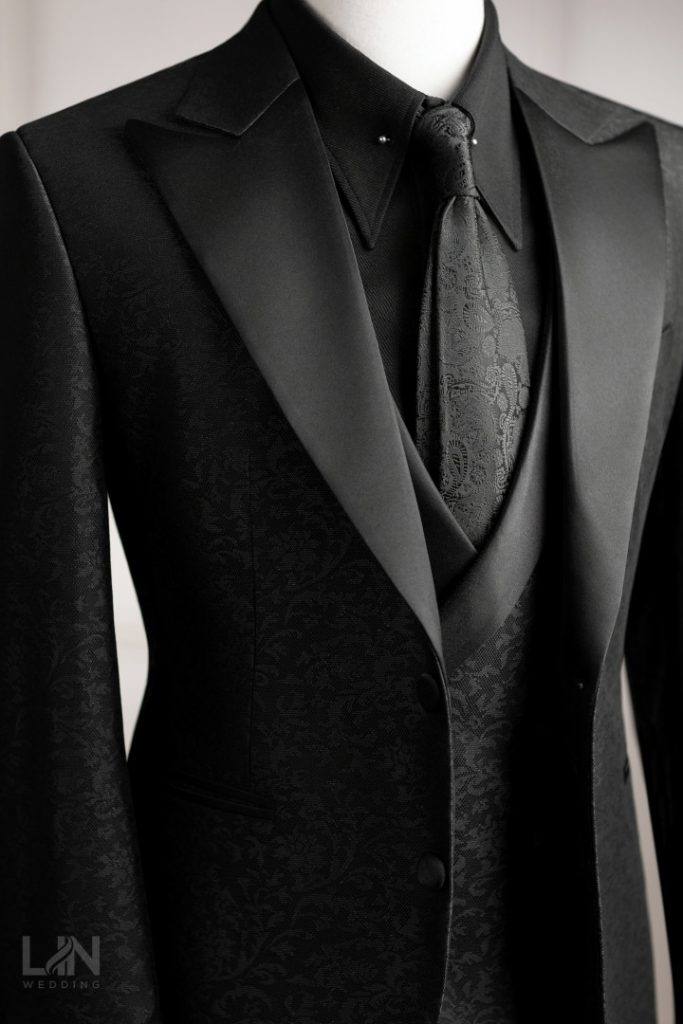 TUXEDO ĐEN GẤM – ĐỈNH CAO PHONG THÁI QUÝ ÔNG