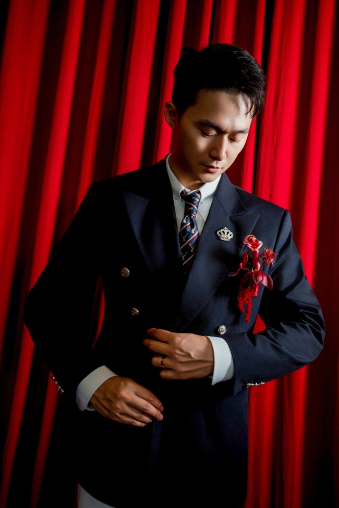 CHÚ RỂ TONY – PHONG THÁI LỊCH LÃM TRONG BỘ VEST 6 CÚC XANH NAVY TỪ LIN WEDDING SUIT