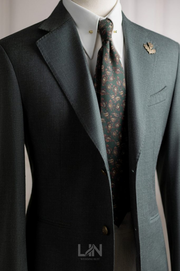 VEST XANH CỔ VỊT – PHONG CÁCH HIỆN ĐẠI CHO CHÀNG RỂ ĐẲNG CẤP