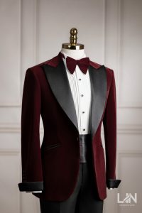 Sắc đỏ đô – điểm nhấn sang trọng cho chú rể nổi bật trong mọi khoảnh khắc.