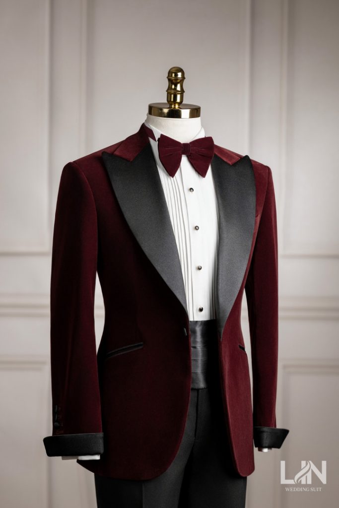Sắc đỏ đô – điểm nhấn sang trọng cho chú rể nổi bật trong mọi khoảnh khắc.