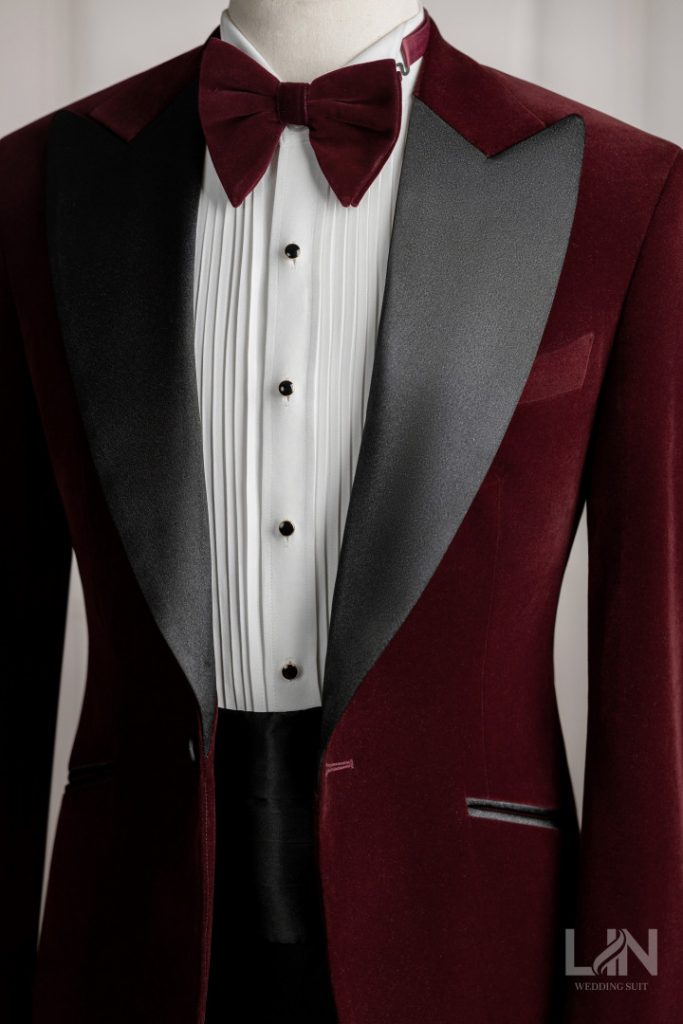 Sắc đỏ đô – điểm nhấn sang trọng cho chú rể nổi bật trong mọi khoảnh khắc.