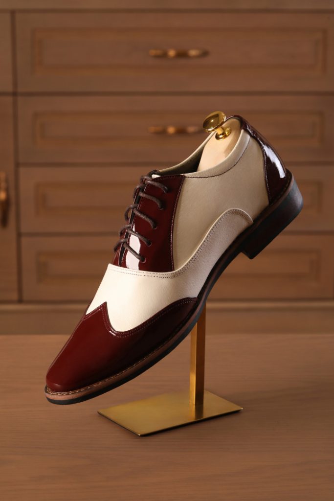 TRẮNG NGÀ PHỐI ĐỎ BÓNG – TINH TẾ VÀ NỔI BẬT CHO CHÚ RỂ