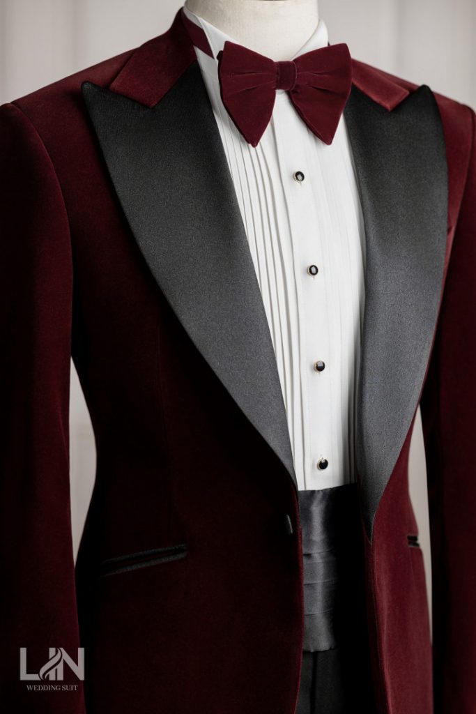 Sắc đỏ đô – điểm nhấn sang trọng cho chú rể nổi bật trong mọi khoảnh khắc.