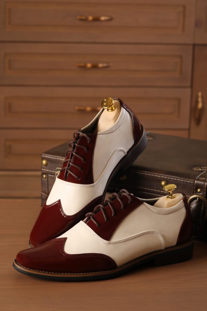 TRẮNG NGÀ PHỐI ĐỎ BÓNG – TINH TẾ VÀ NỔI BẬT CHO CHÚ RỂ