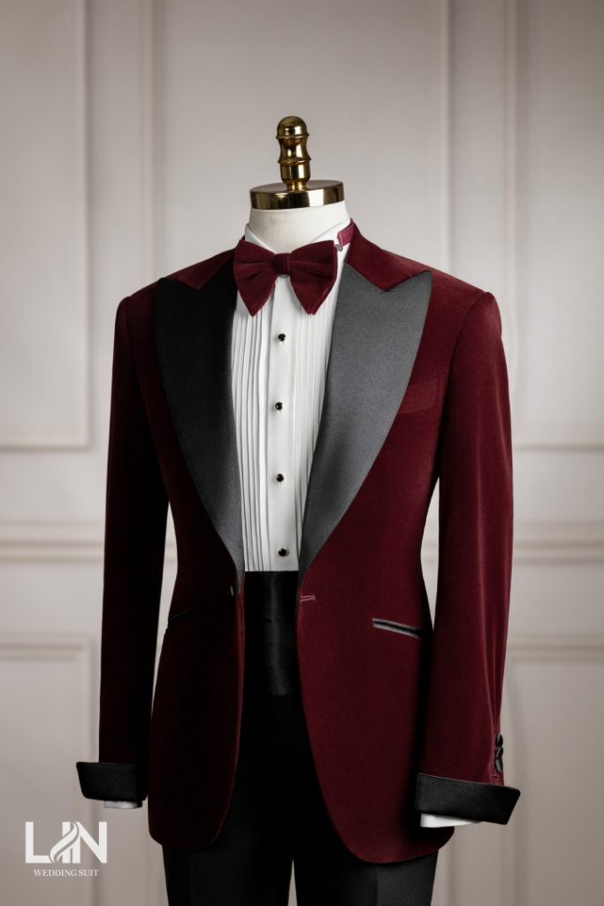 Sắc đỏ đô – điểm nhấn sang trọng cho chú rể nổi bật trong mọi khoảnh khắc.
