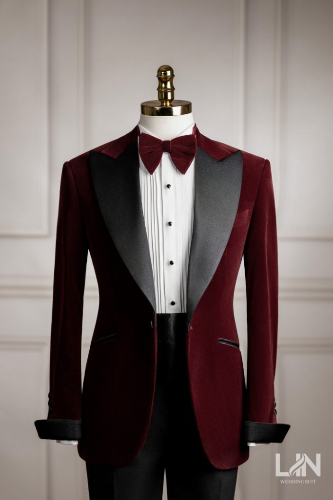 Sắc đỏ đô – điểm nhấn sang trọng cho chú rể nổi bật trong mọi khoảnh khắc.