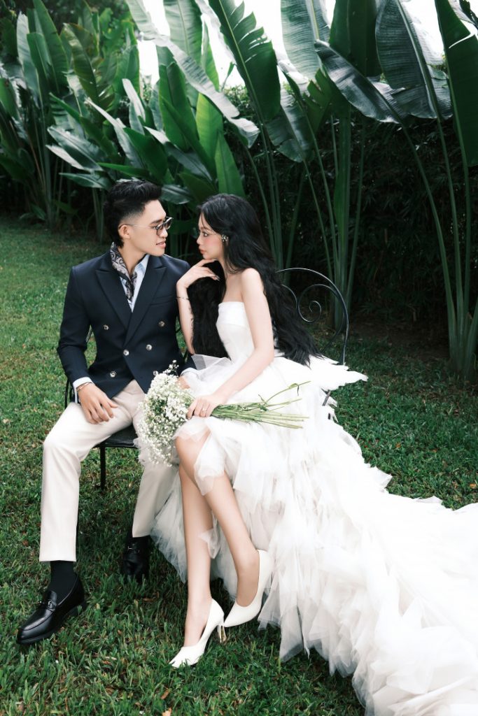 Chú rể Thiên Lý nổi bật trong sắc xanh navy – điểm nhấn phong độ cho khoảnh khắc cưới.