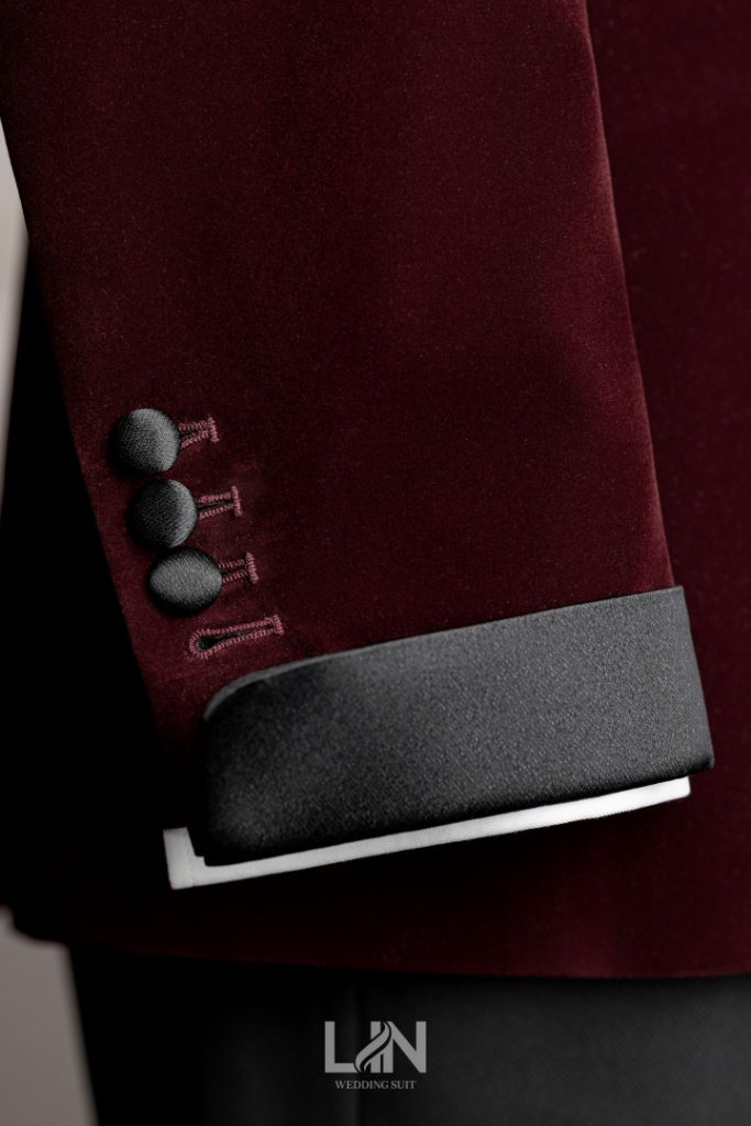 Sắc đỏ đô – điểm nhấn sang trọng cho chú rể nổi bật trong mọi khoảnh khắc.