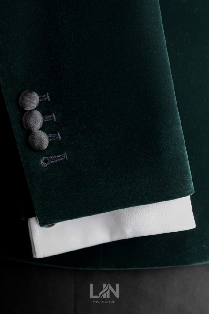 Emerald Green Velvet – Định nghĩa khí chất sang trọng cho chú rể trong lễ cưới.