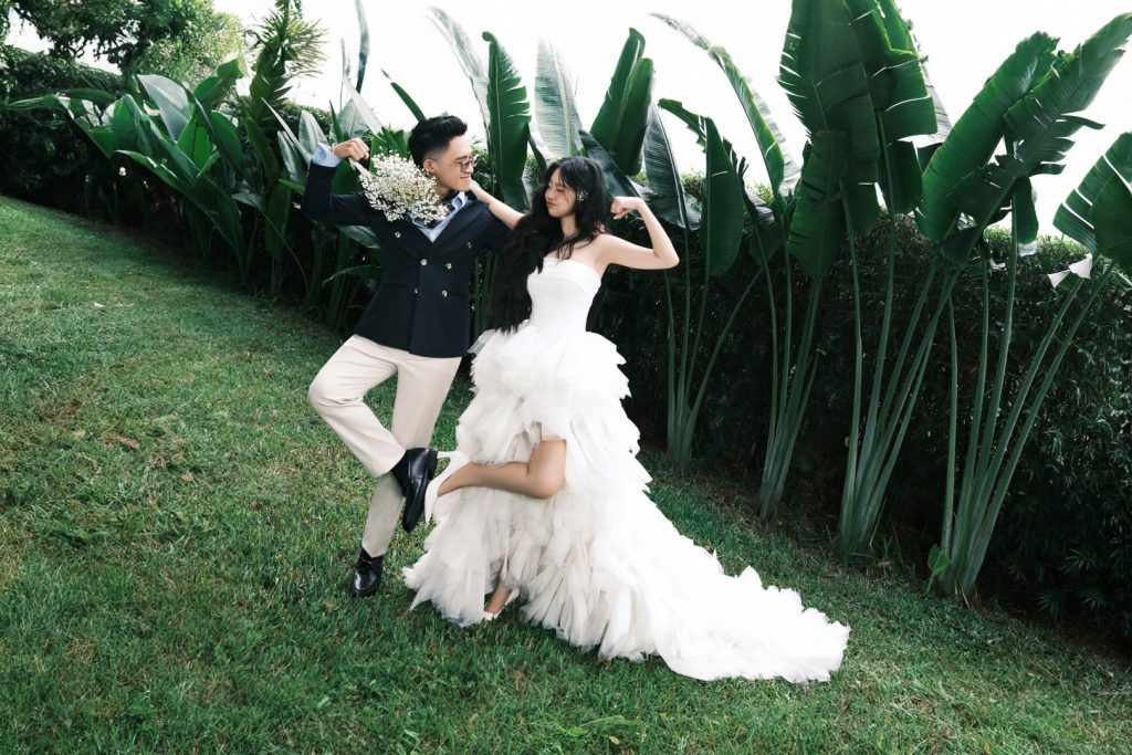 Chú rể Thiên Lý nổi bật trong sắc xanh navy – điểm nhấn phong độ cho khoảnh khắc cưới.