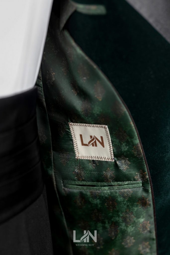 Emerald Green Velvet – Định nghĩa khí chất sang trọng cho chú rể trong lễ cưới.