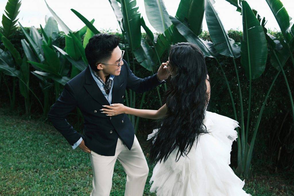 Chú rể Thiên Lý nổi bật trong sắc xanh navy – điểm nhấn phong độ cho khoảnh khắc cưới.