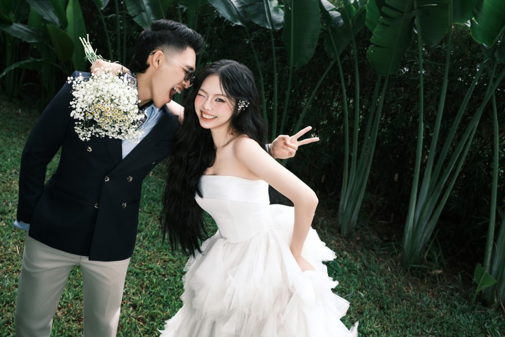 Chú rể Thiên Lý nổi bật trong sắc xanh navy – điểm nhấn phong độ cho khoảnh khắc cưới.