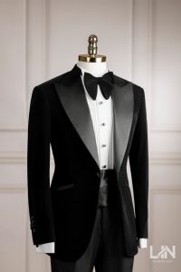 TUXEDO NHUNG ĐEN – VẺ ĐẸP LỊCH LÃM VƯỢT THỜI GIAN