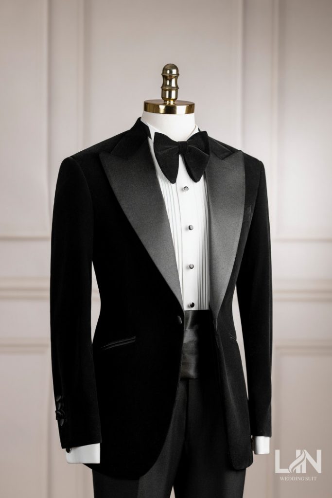 TUXEDO NHUNG ĐEN – VẺ ĐẸP LỊCH LÃM VƯỢT THỜI GIAN