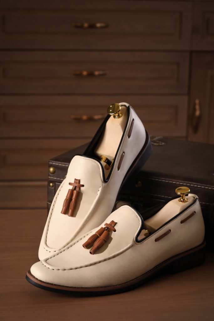 CREAM WHITE LOAFER