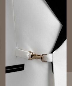 Tuxedo trắng kim sa cài chéo cổ nhọn phi mờ