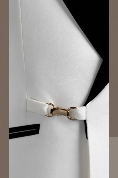 Tuxedo trắng kim sa cài chéo cổ nhọn phi mờ